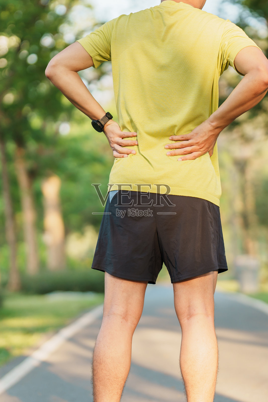 成年男性,跑步时肌肉疼痛。由于梨状肌综合征,腰痛和脊柱压迫,背部和腰部身体疼痛的跑步者。运动损伤与医学概念照片摄影图片