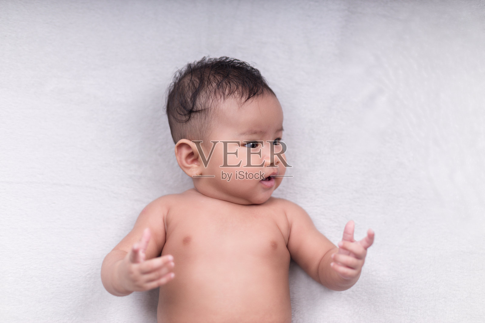 婴儿与白色毯子的美丽肖像照片摄影图片