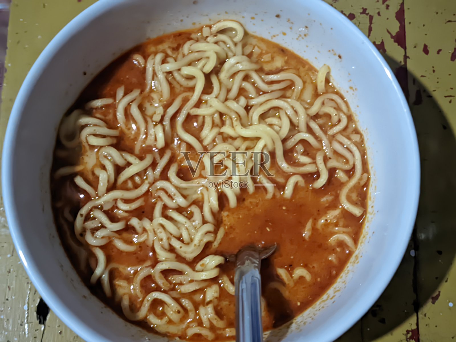 用白色的碗盛着浓辣酱的韩国叻沙面照片摄影图片