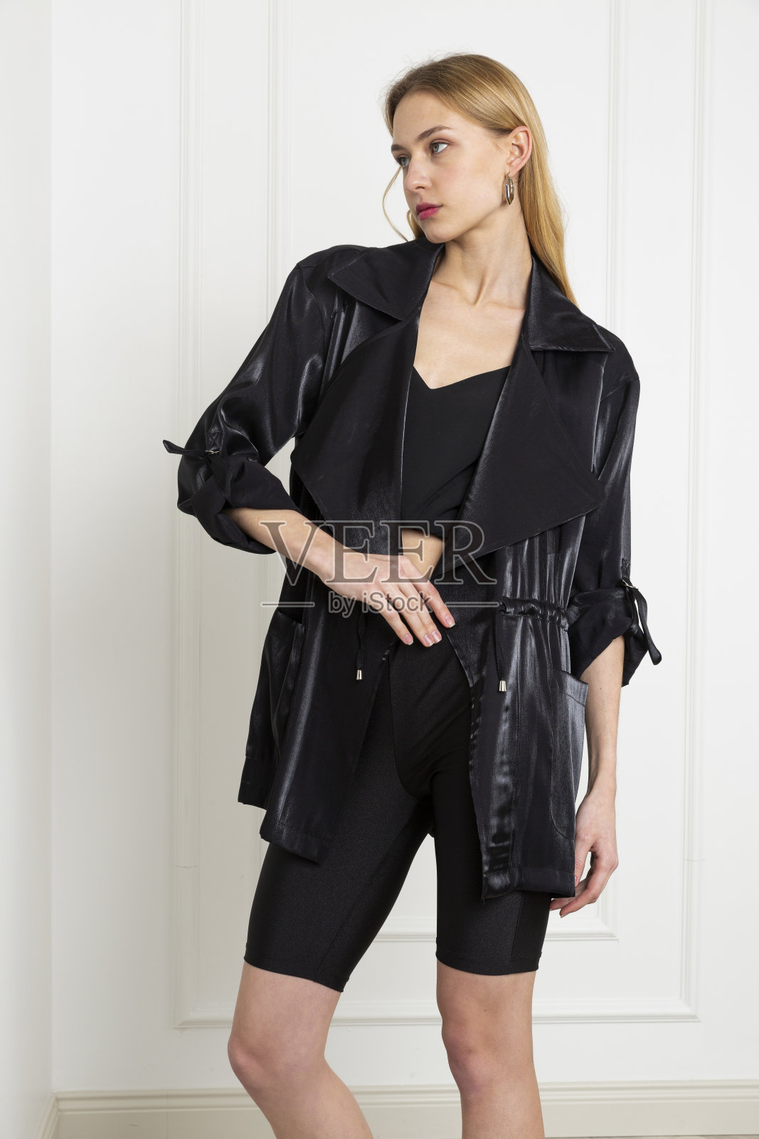 金色的年轻模特穿着秋天的概念衣服。照片摄影图片