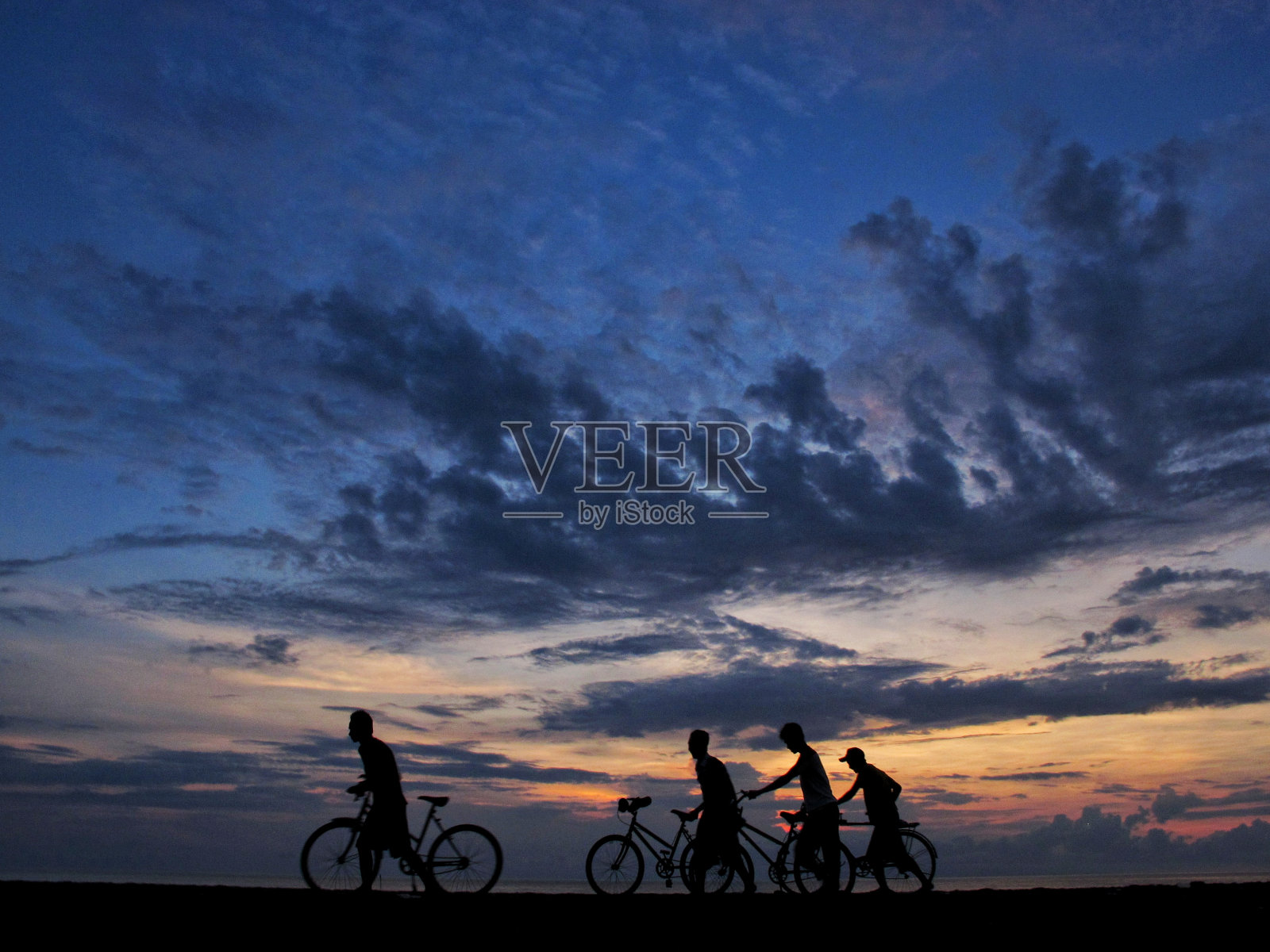 海滩上的日落照片摄影图片