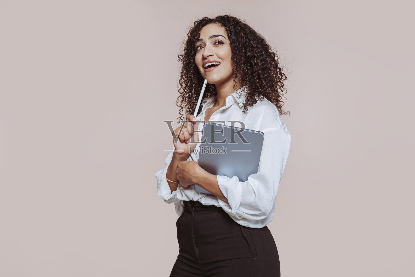 年轻快乐微笑的非洲女商人使用数字平板电脑工作照片摄影图片