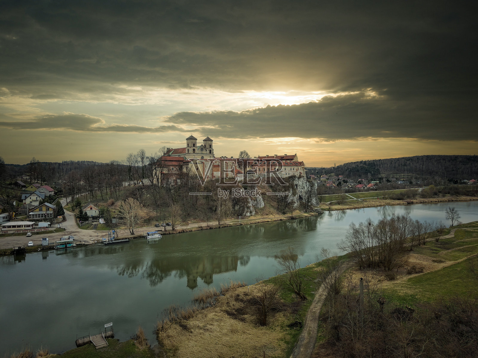 波兰克拉科夫附近Tyniec的历史修道院建筑。照片摄影图片