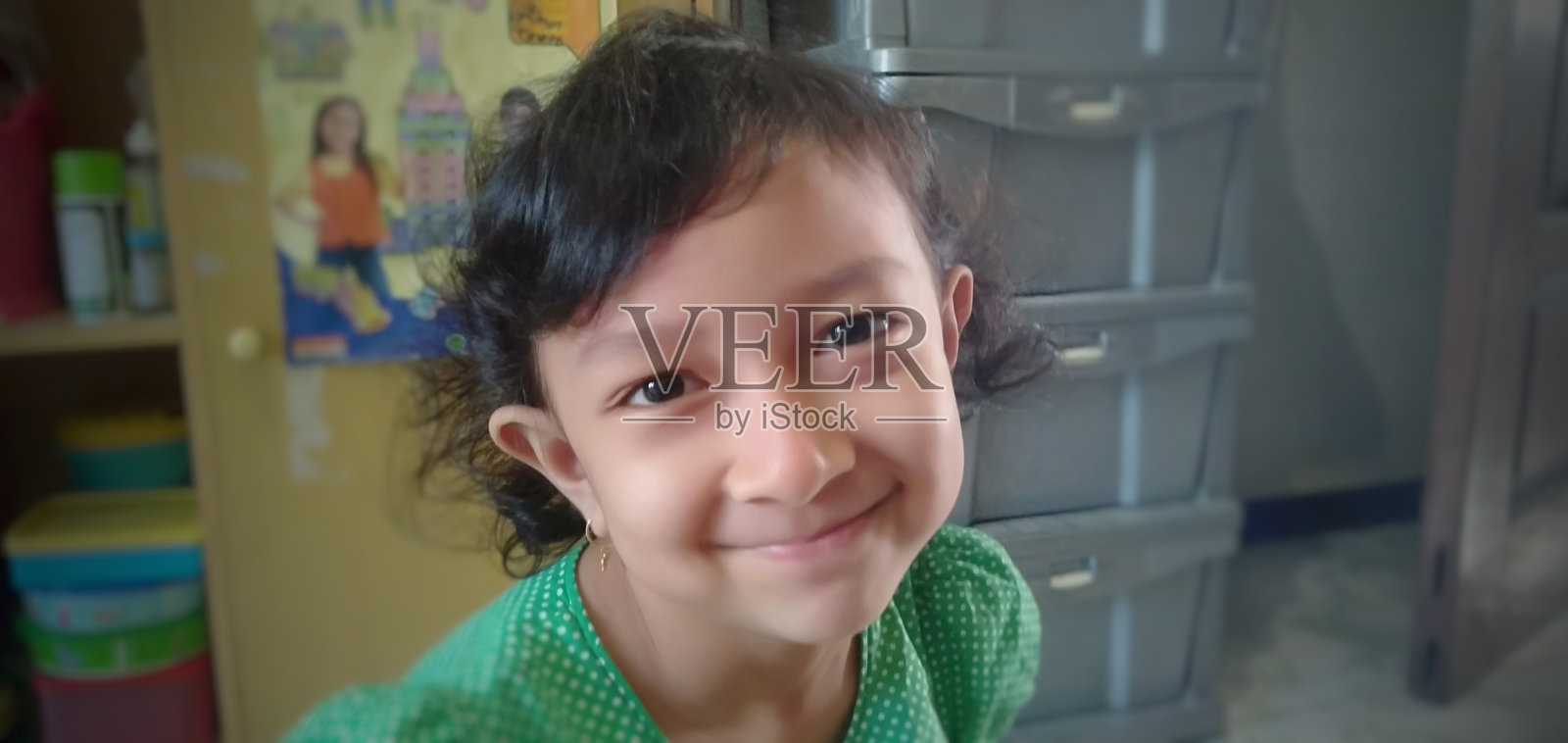 小女孩的肖像正对着镜头微笑。照片摄影图片