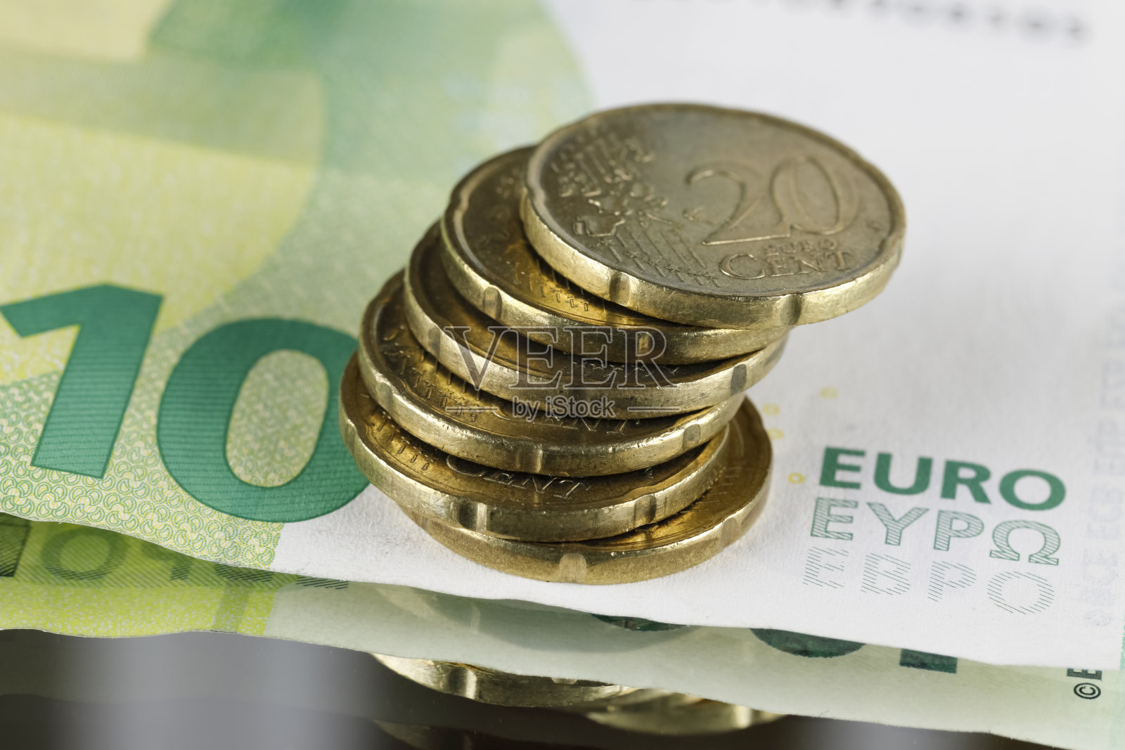 堆放在钞票上的欧分硬币照片摄影图片