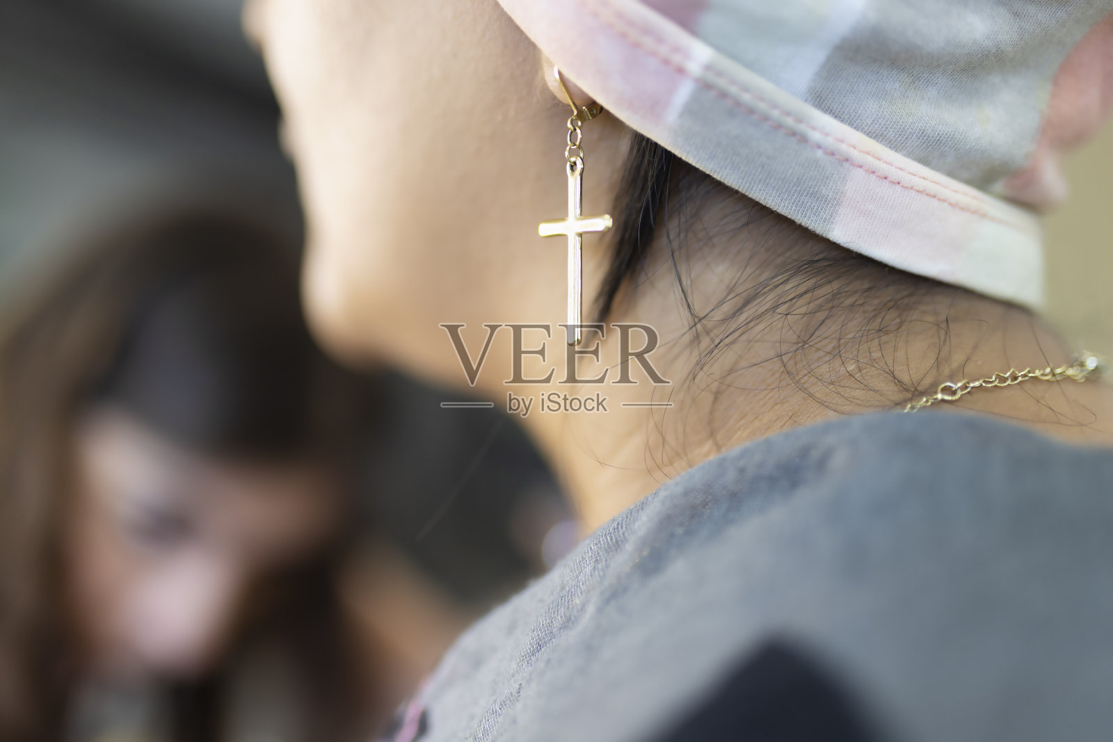 十字架就像女人戴的耳环照片摄影图片