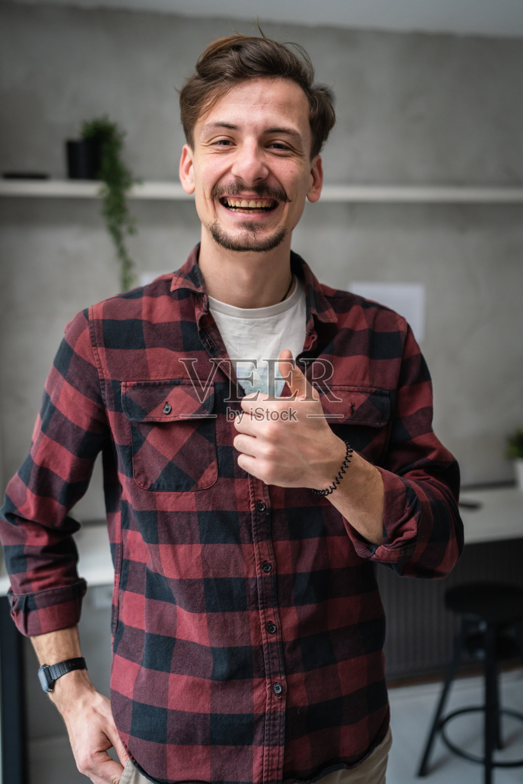 一名男子成年白种人与小胡子和胡子在工作肖像照片摄影图片