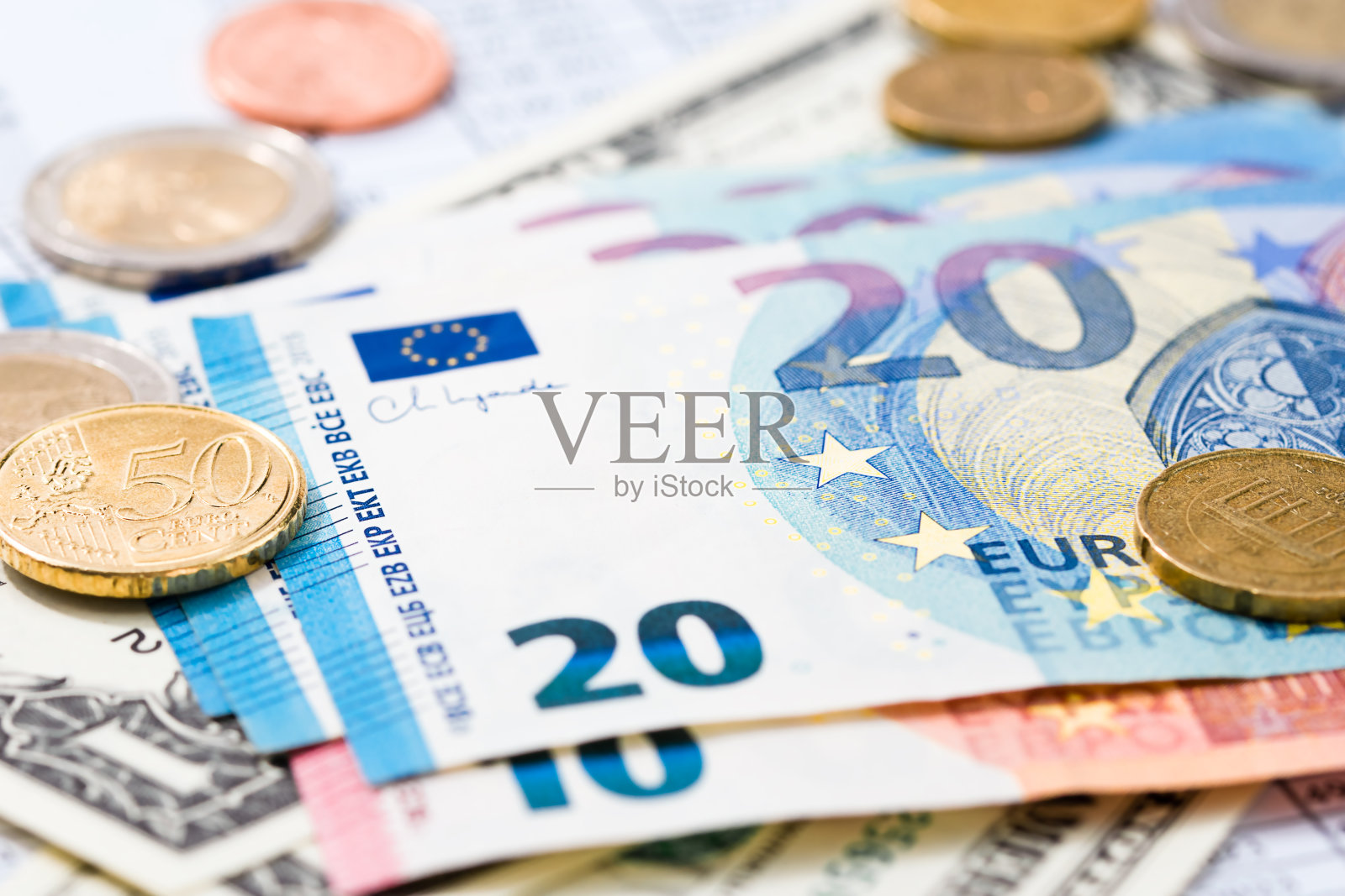 欧盟钞票、硬币和美国一美元钞票的近距离观察。选择性地关注五十欧分硬币。照片摄影图片