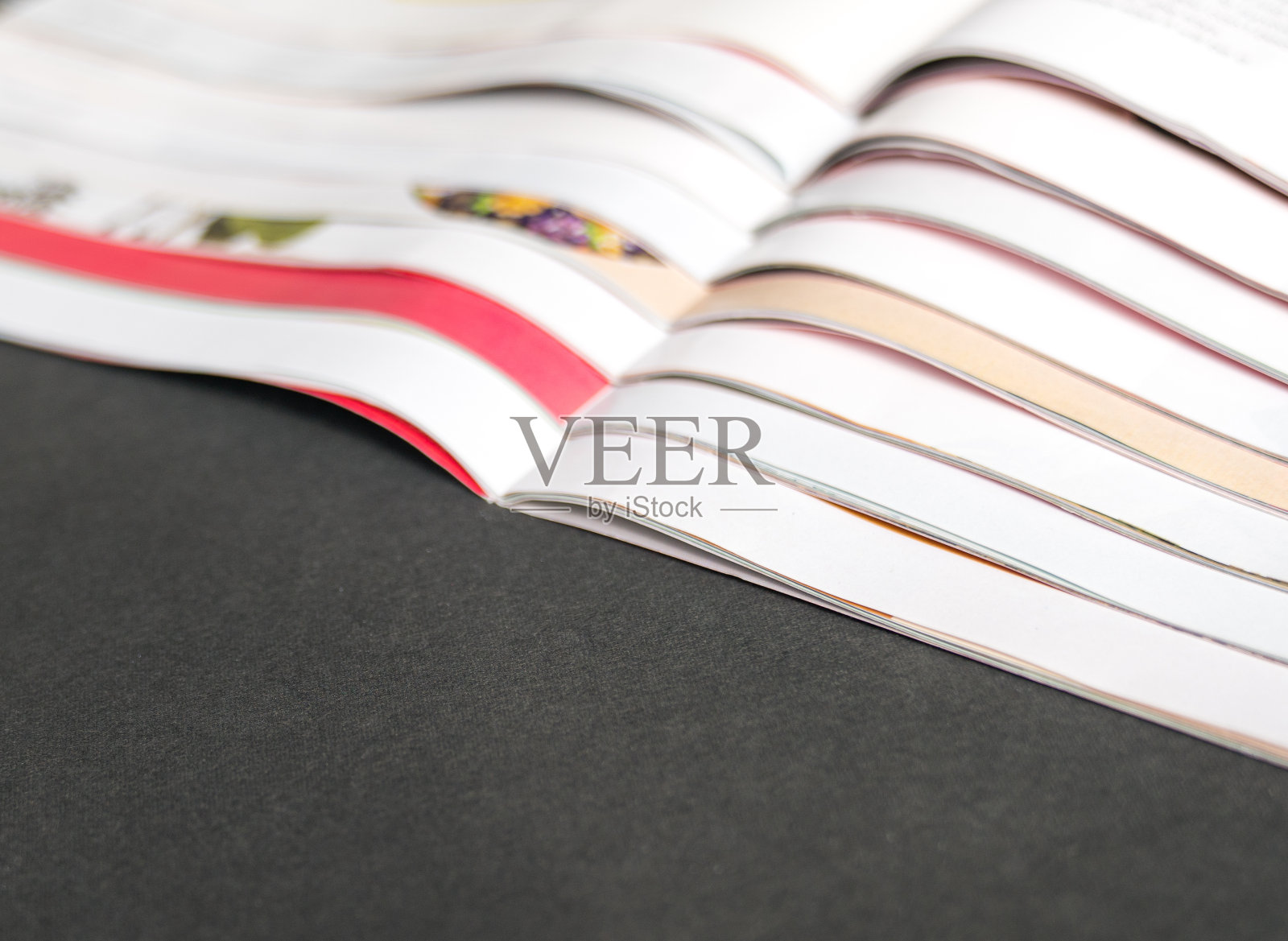 杂志打开在桌子上。照片摄影图片