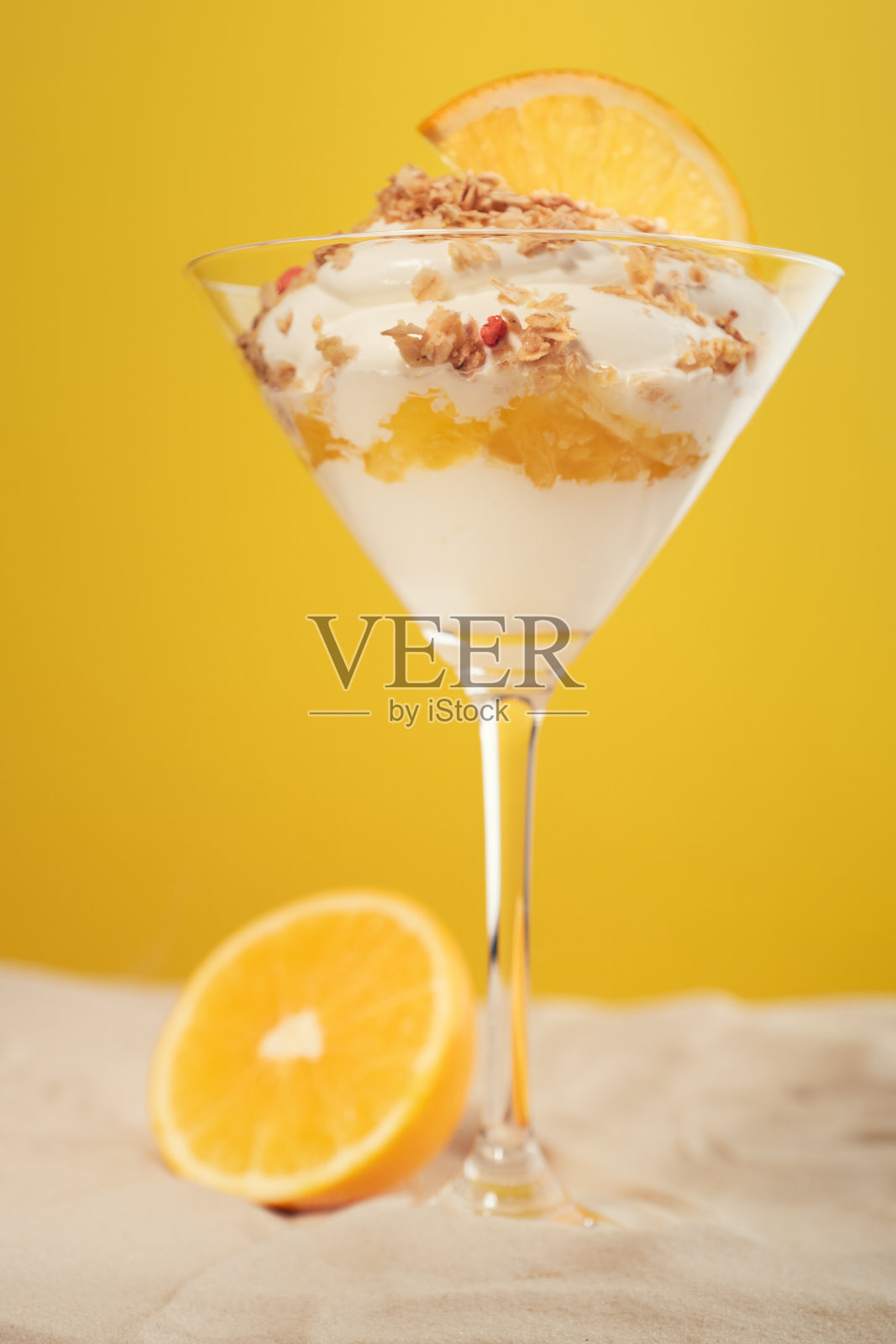 奶油甜点,鸡尾酒杯照片摄影图片