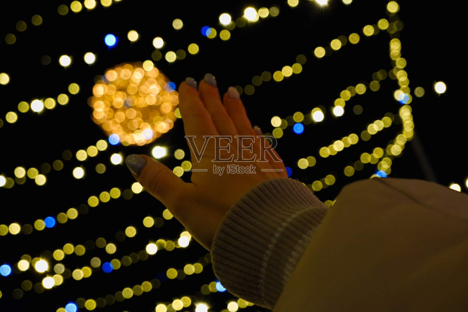 圣诞彩灯背景。美丽的金色圣诞彩灯。节日彩灯背景照片摄影图片