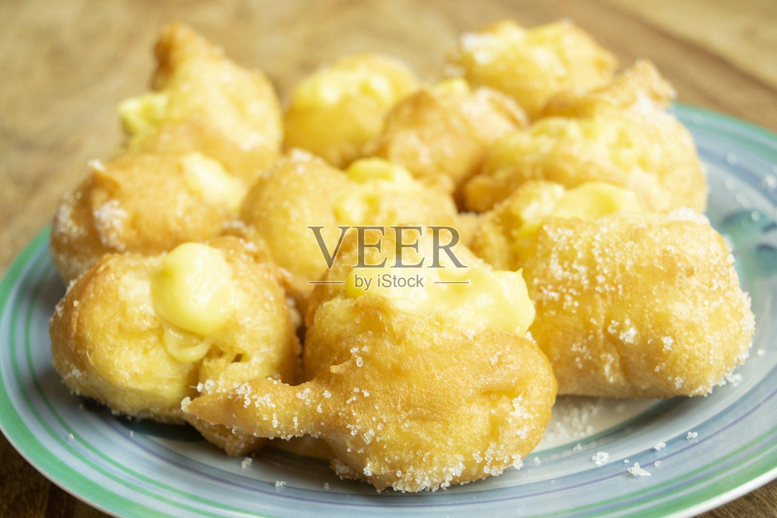 油炸和填充奶油泡芙照片摄影图片