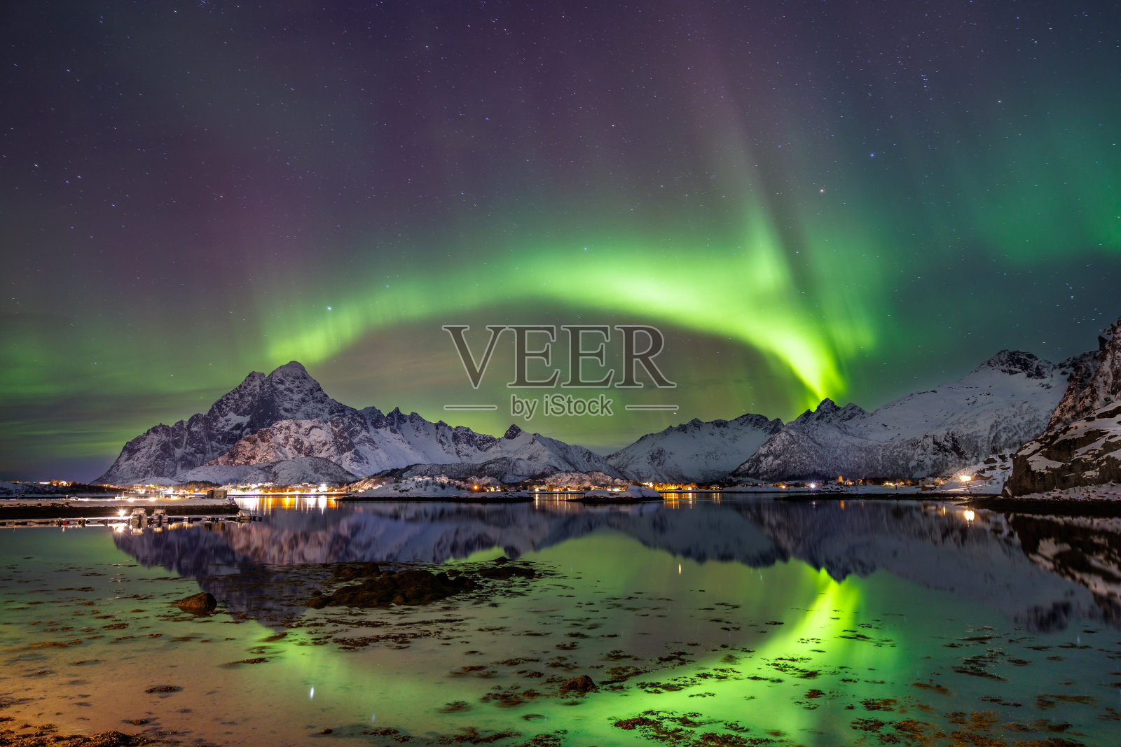 峡湾的绿色北极光镜像照片摄影图片