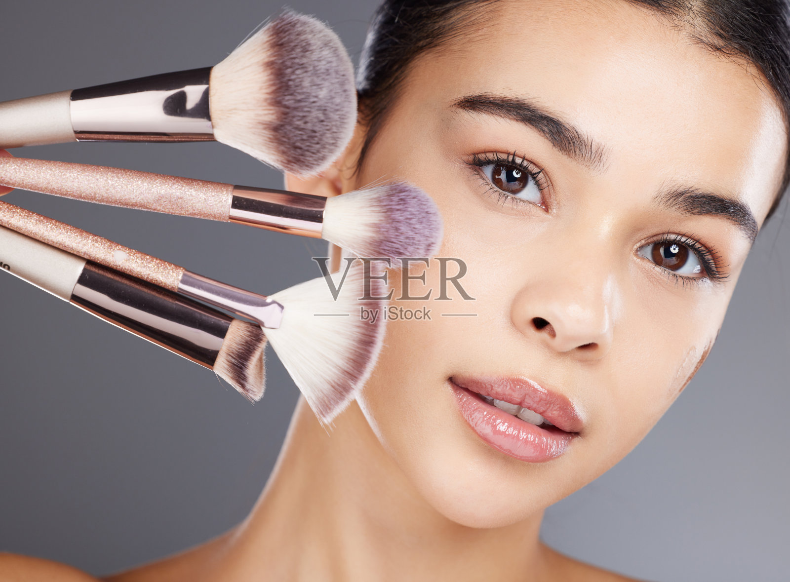 化妆,肖像或女性用面部化妆品或豪华护肤品刷脸。辉光,审美或美丽的女孩模特打扮在自我护理例行隔离的工作室背景照片摄影图片