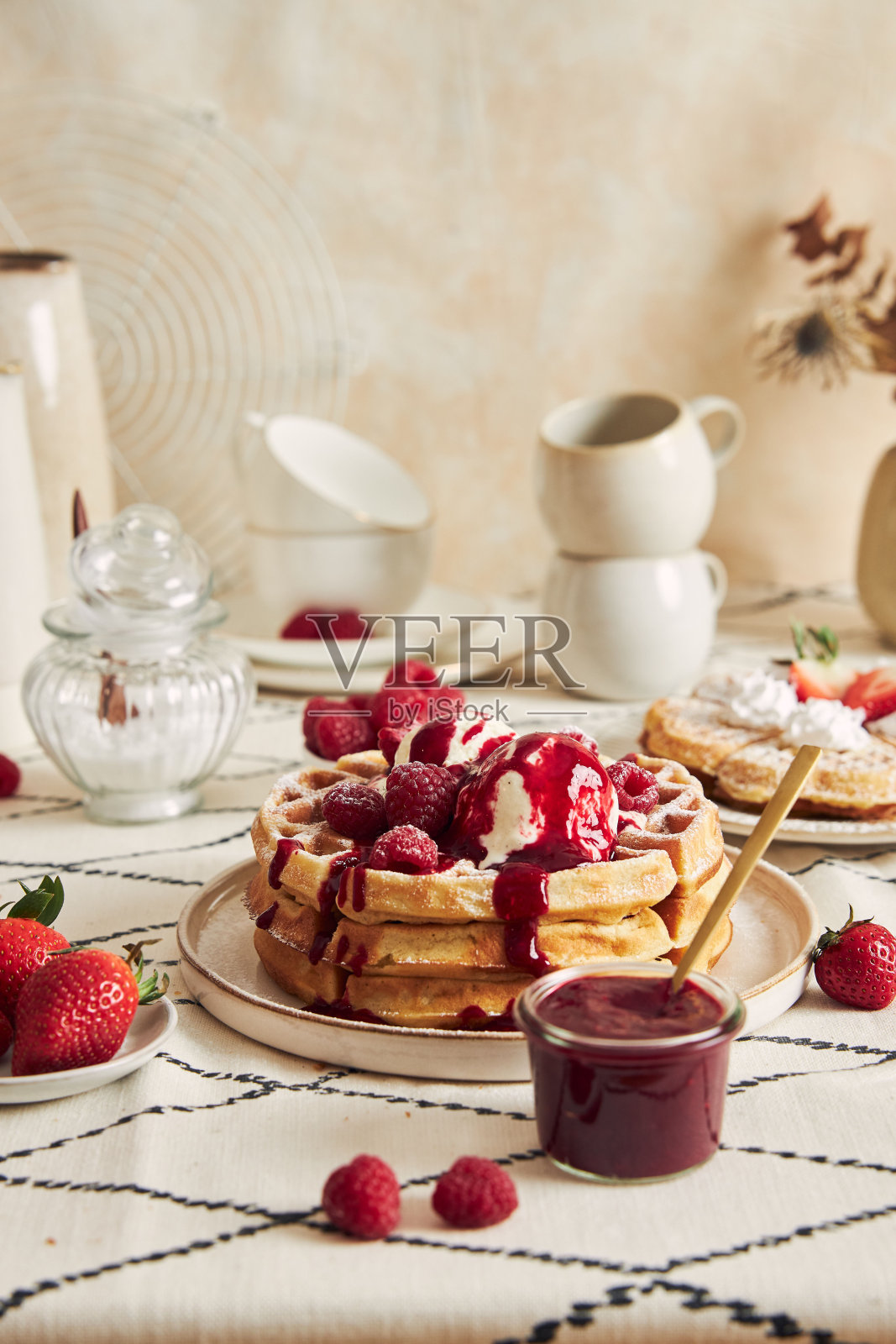 美味的华夫饼配香草冰淇淋、草莓和覆盆子摆在早餐桌上照片摄影图片