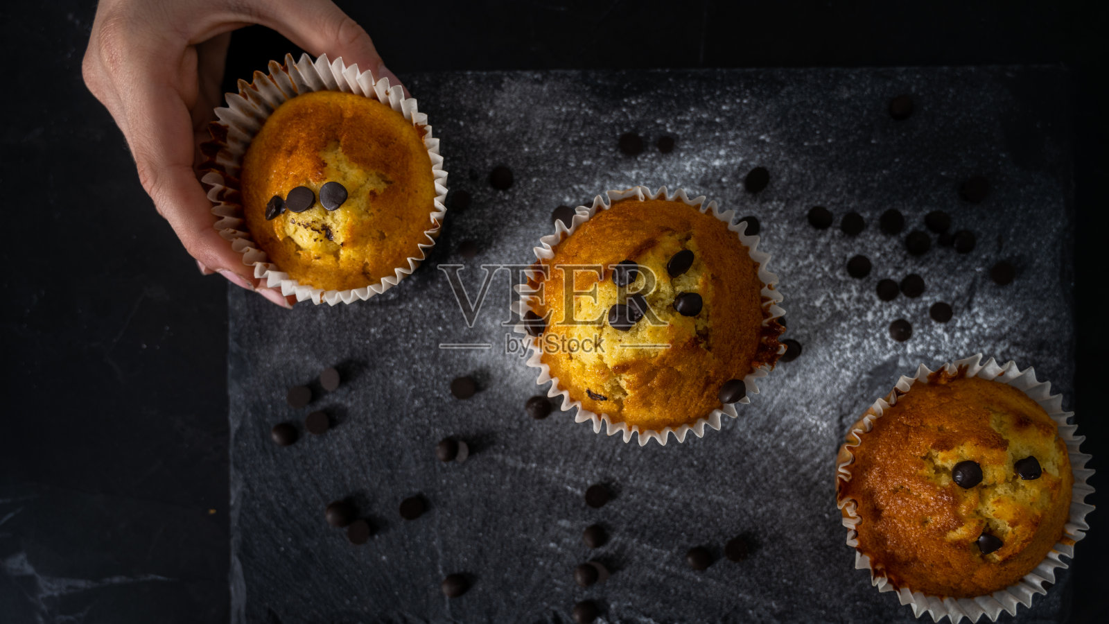 俯拍美味的松饼,黑色的表面上有巧克力片照片摄影图片