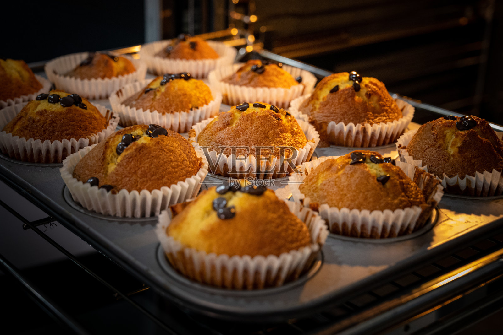 高角度拍摄美味的松饼,托盘上放着巧克力片照片摄影图片