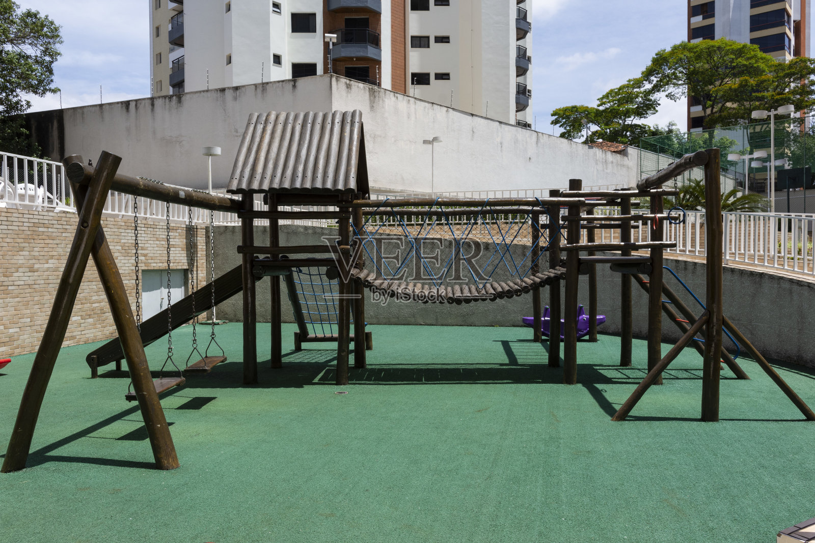 白天儿童游乐场照片摄影图片