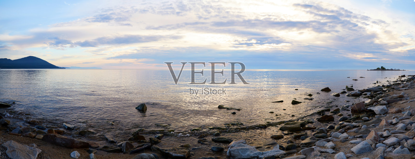 一个阳光明媚的夏日,贝加尔湖上的日落。照片摄影图片