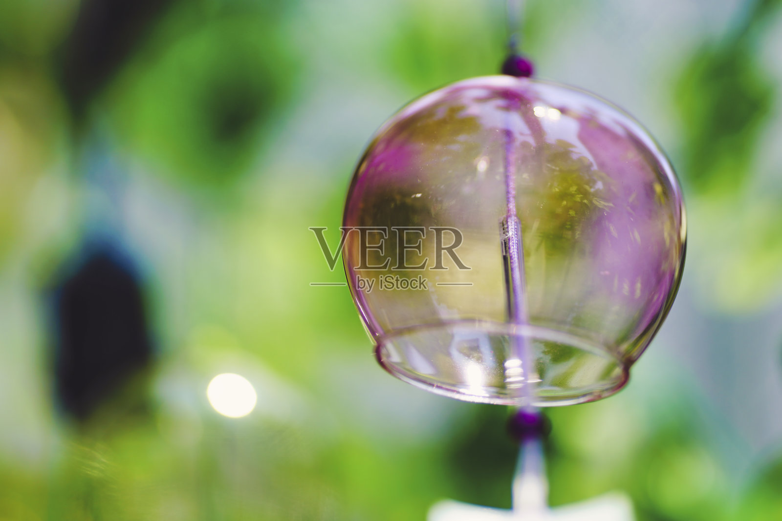 透明的粉色玻璃风铃照片摄影图片