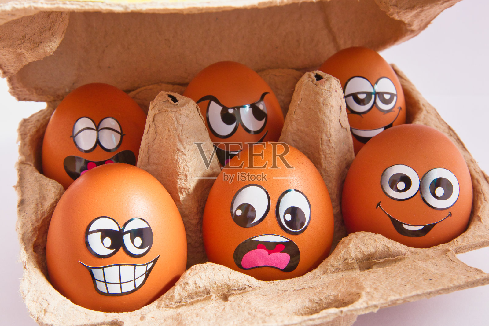 盒子里有趣的棕色复活节彩蛋照片摄影图片