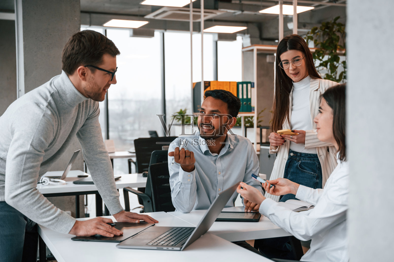 四个人一起在办公室工作照片摄影图片