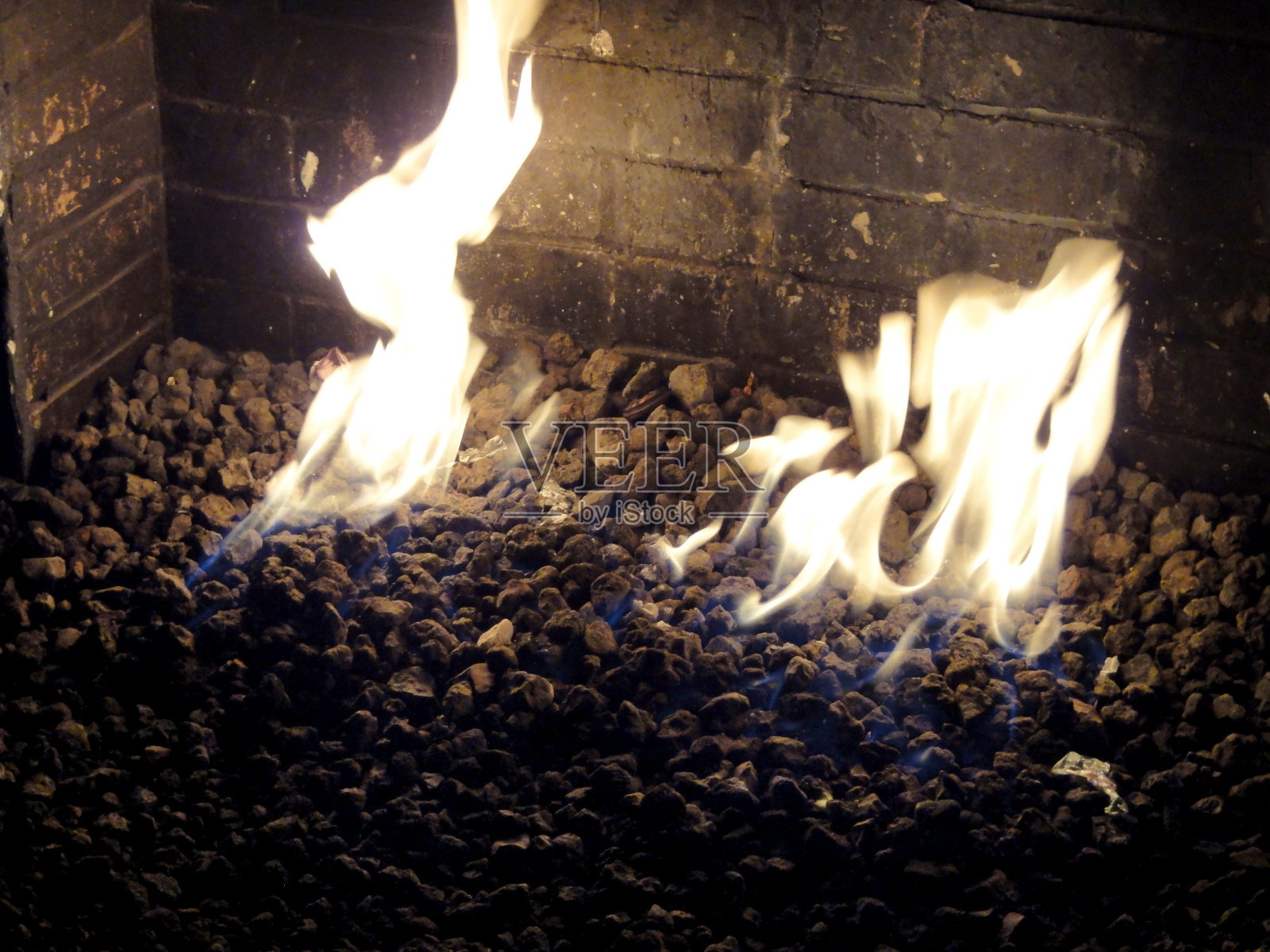 火焰般的优雅:岩石间的黑色壁炉照片摄影图片