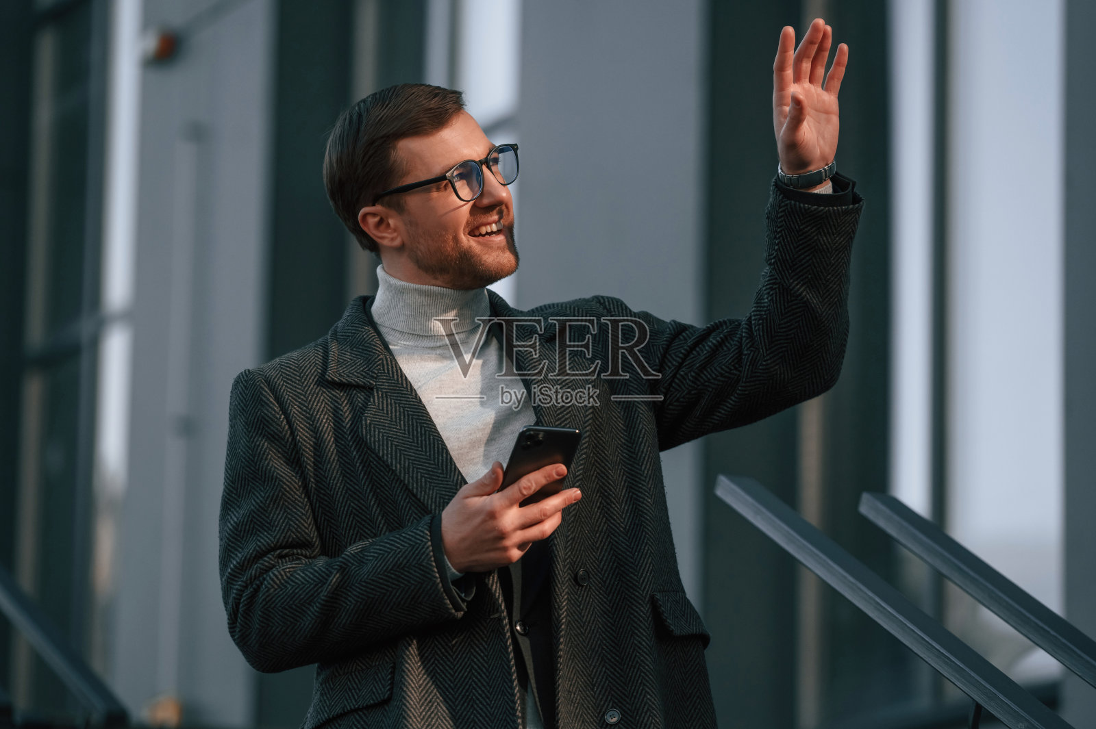 一个穿着正装的英俊男子在商务大楼附近的室外照片摄影图片