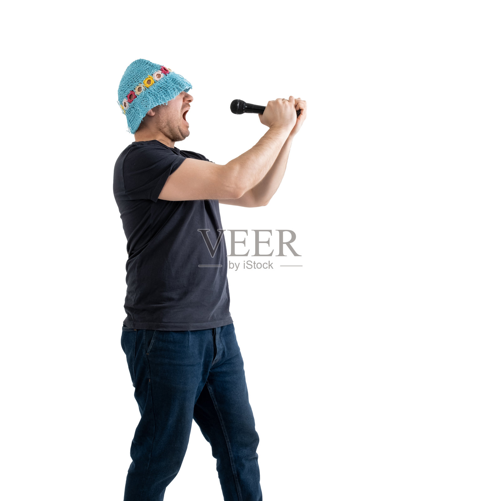 一个有趣的成熟男子,戴着鲜艳的帽子,手里拿着麦克风。孤立在白色背景上。照片摄影图片