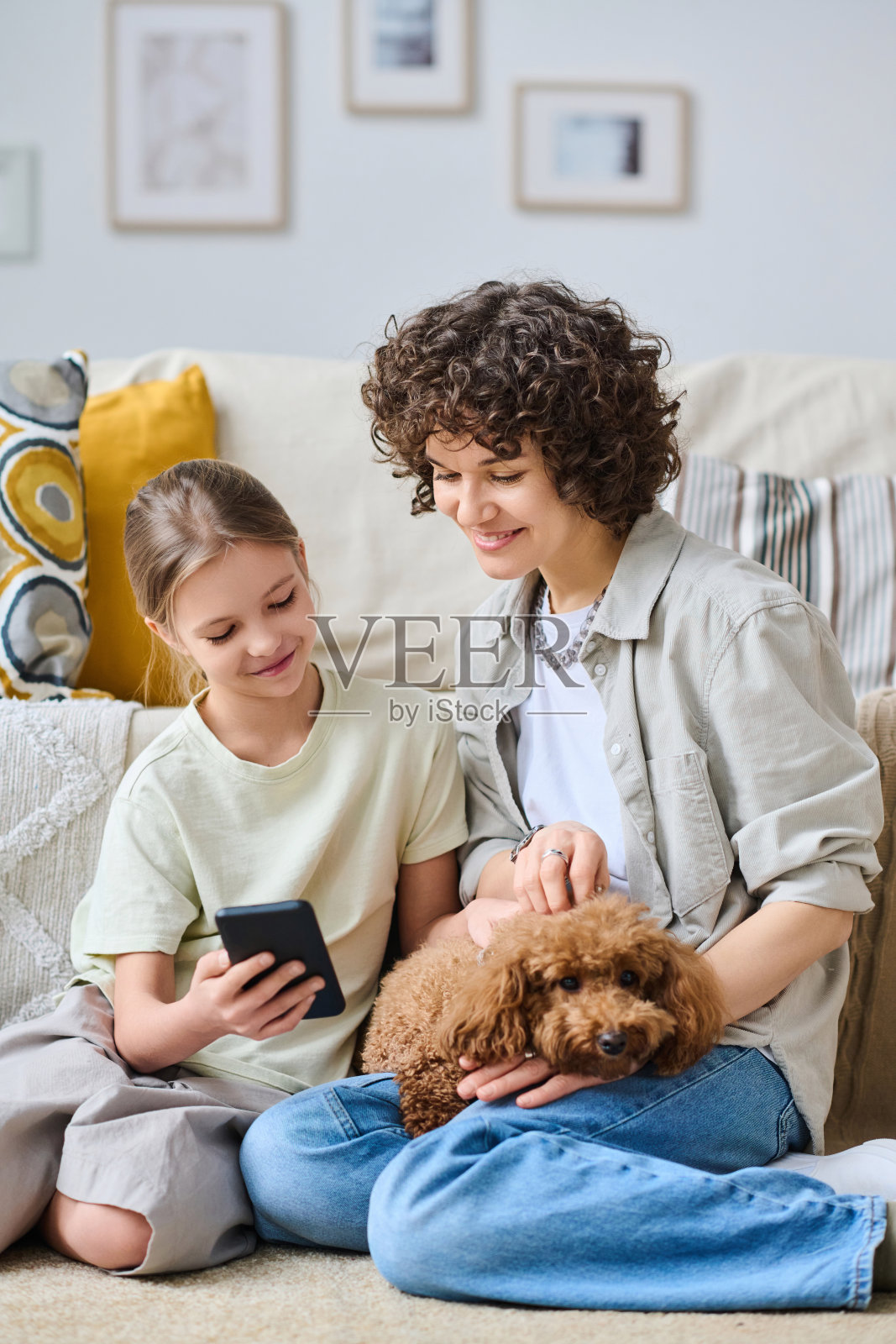 小女孩给妈妈看智能手机上的照片照片摄影图片