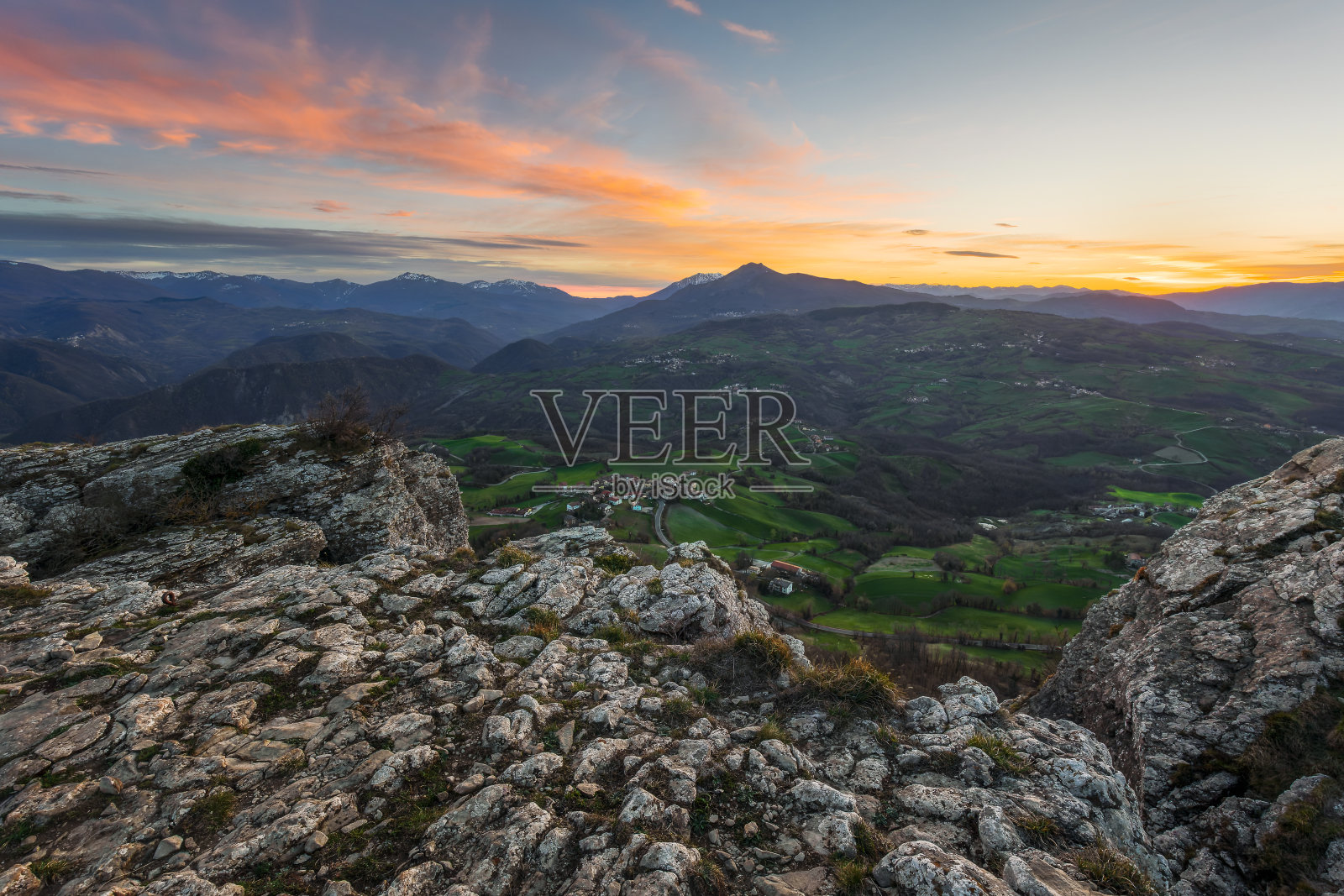 三月的最后一个黄昏照片摄影图片