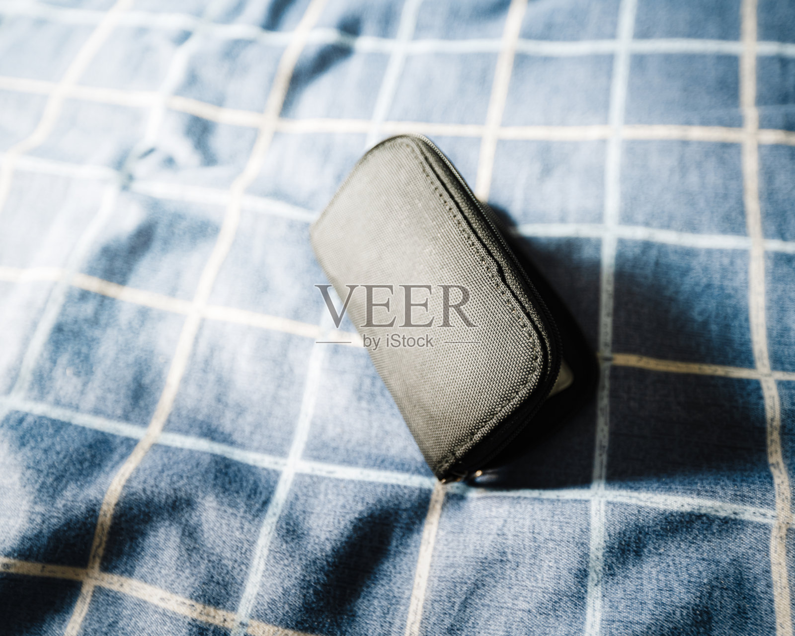 放在床上的钱包照片摄影图片