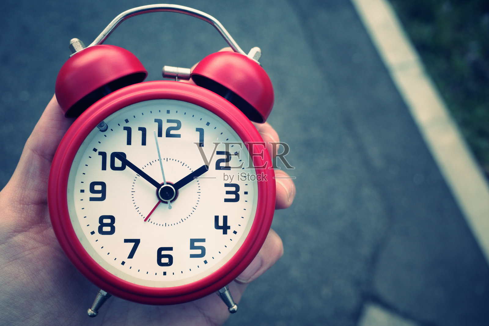红色闹钟和手照片摄影图片