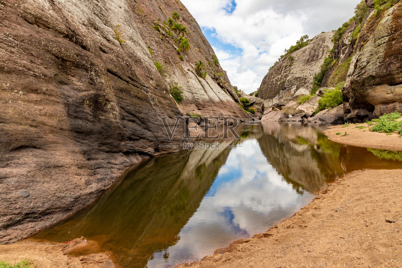 地质构造、河流和植被照片摄影图片