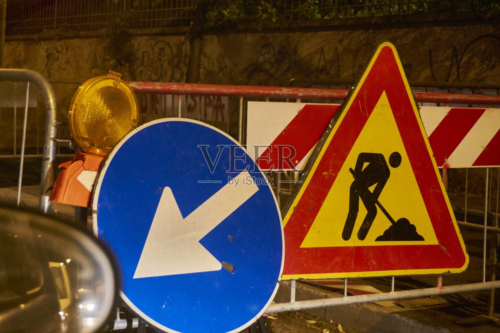 在建工程的路标照片摄影图片