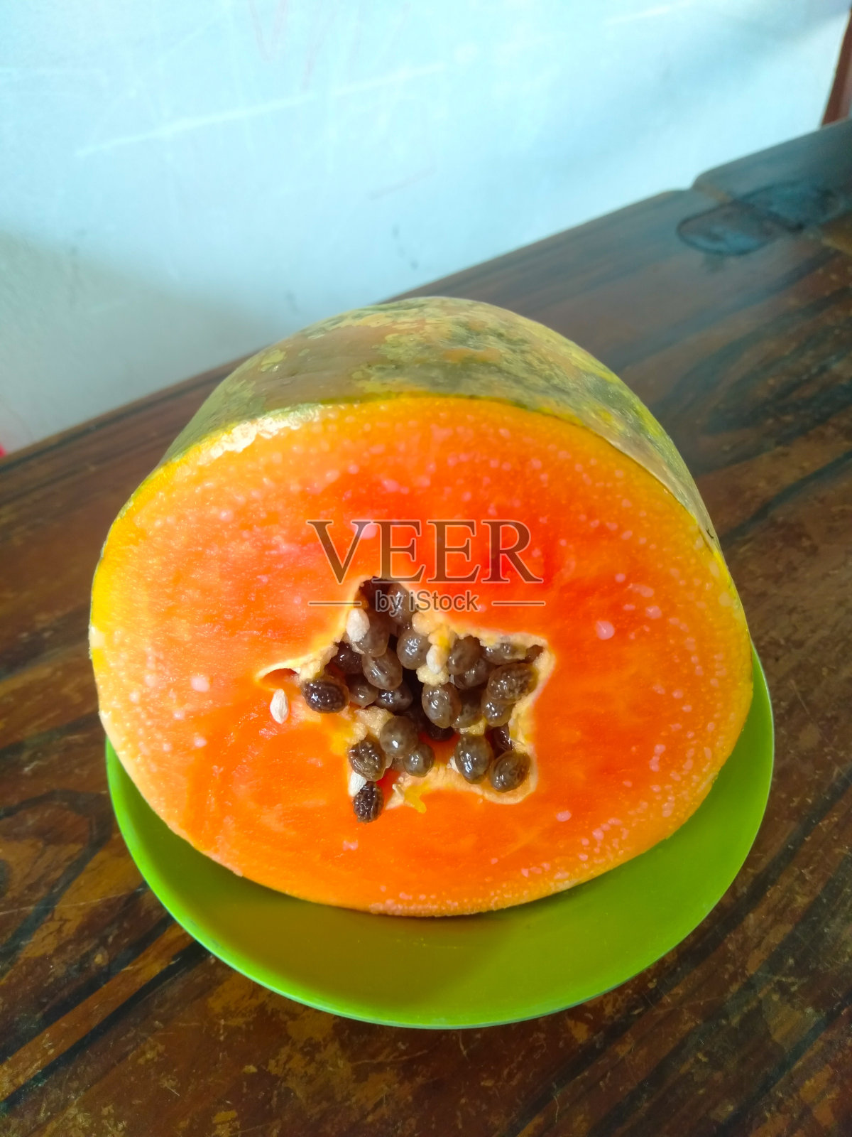 被切成两半的木瓜。照片摄影图片