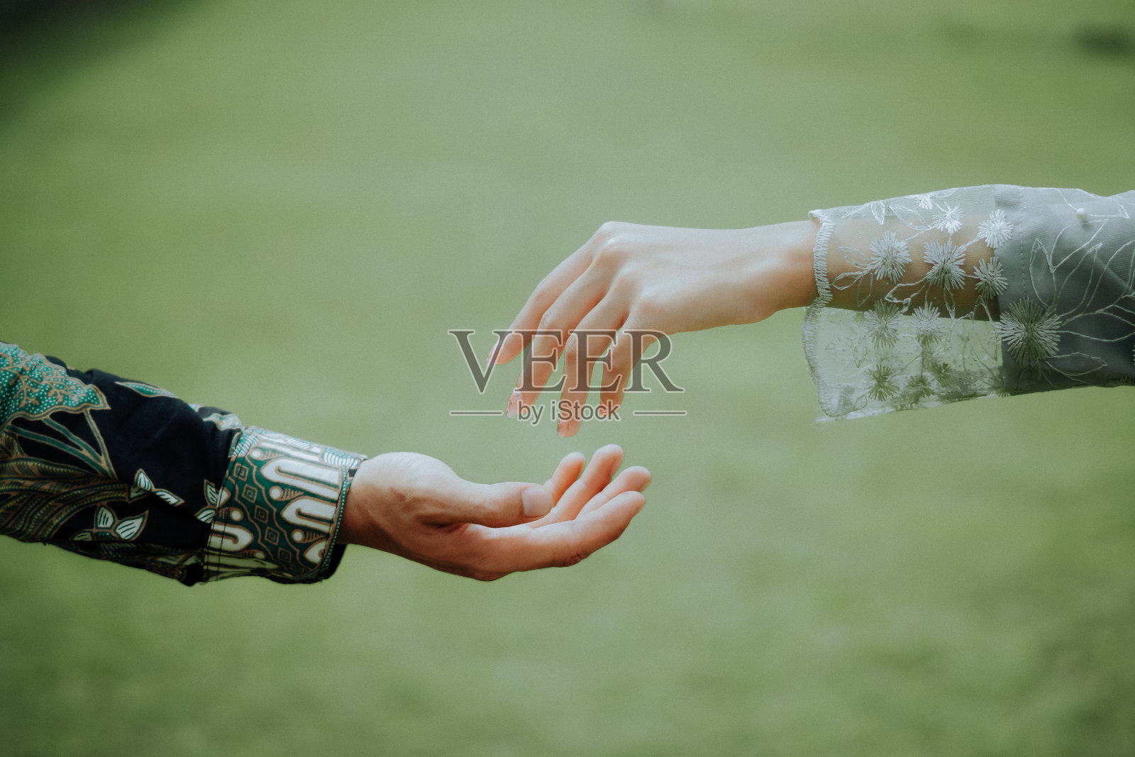 一对恋人的手照片摄影图片