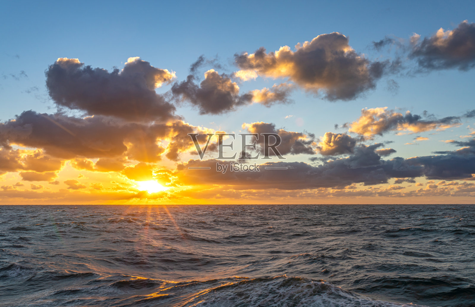 开阔的大海上奇妙的日落全景照片摄影图片