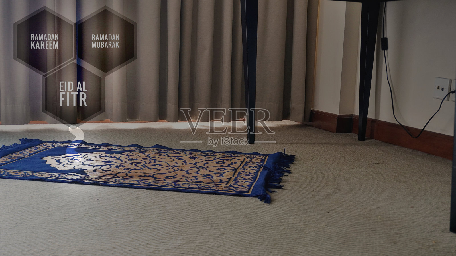 斋月穆巴拉克,斋月卡里姆和开斋节短语文字与祈祷垫照片摄影图片