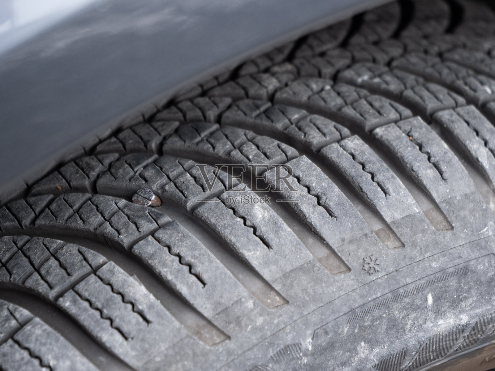 钉在轮胎上,轮胎瘪了照片摄影图片