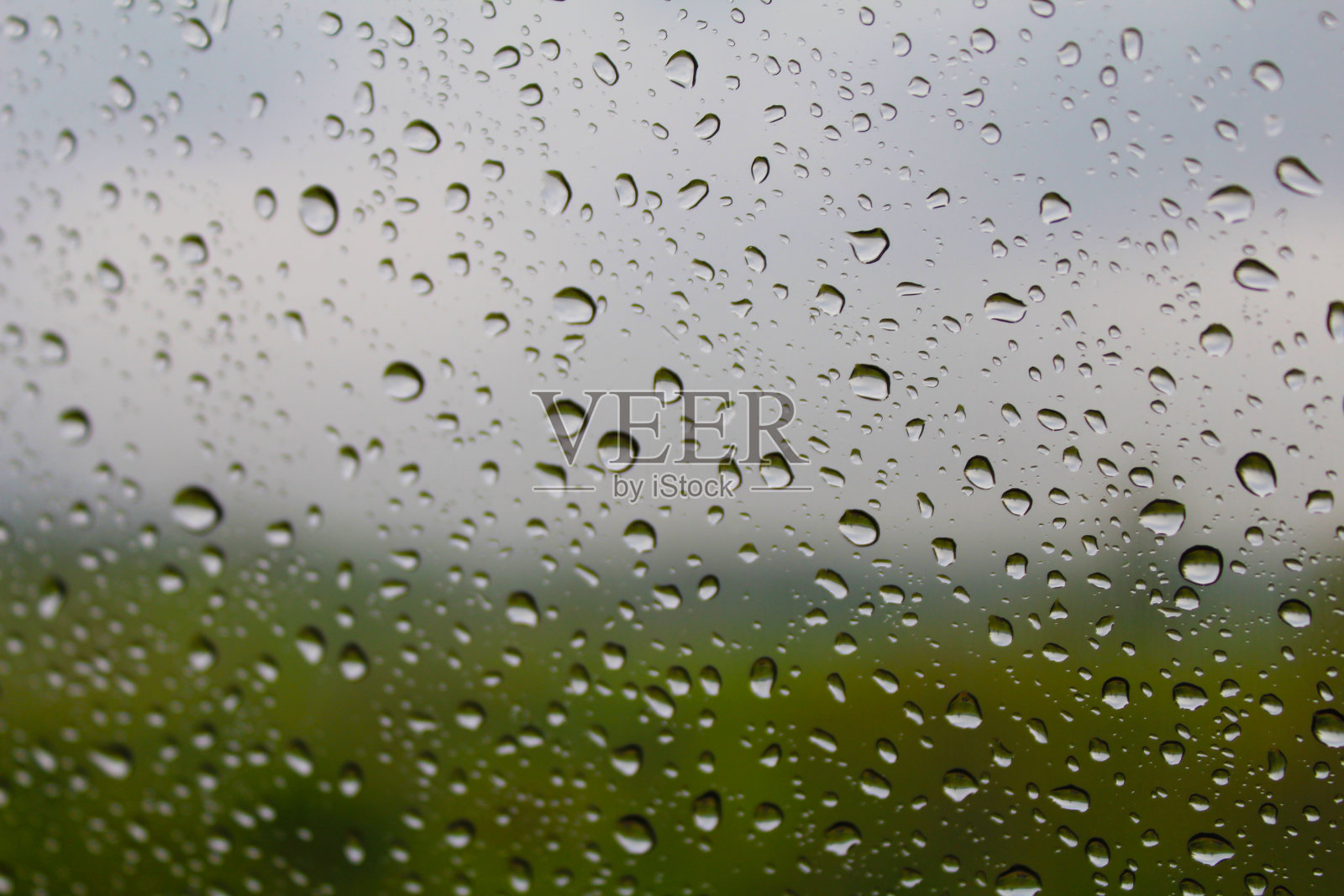 雨滴落在窗户玻璃表面照片摄影图片