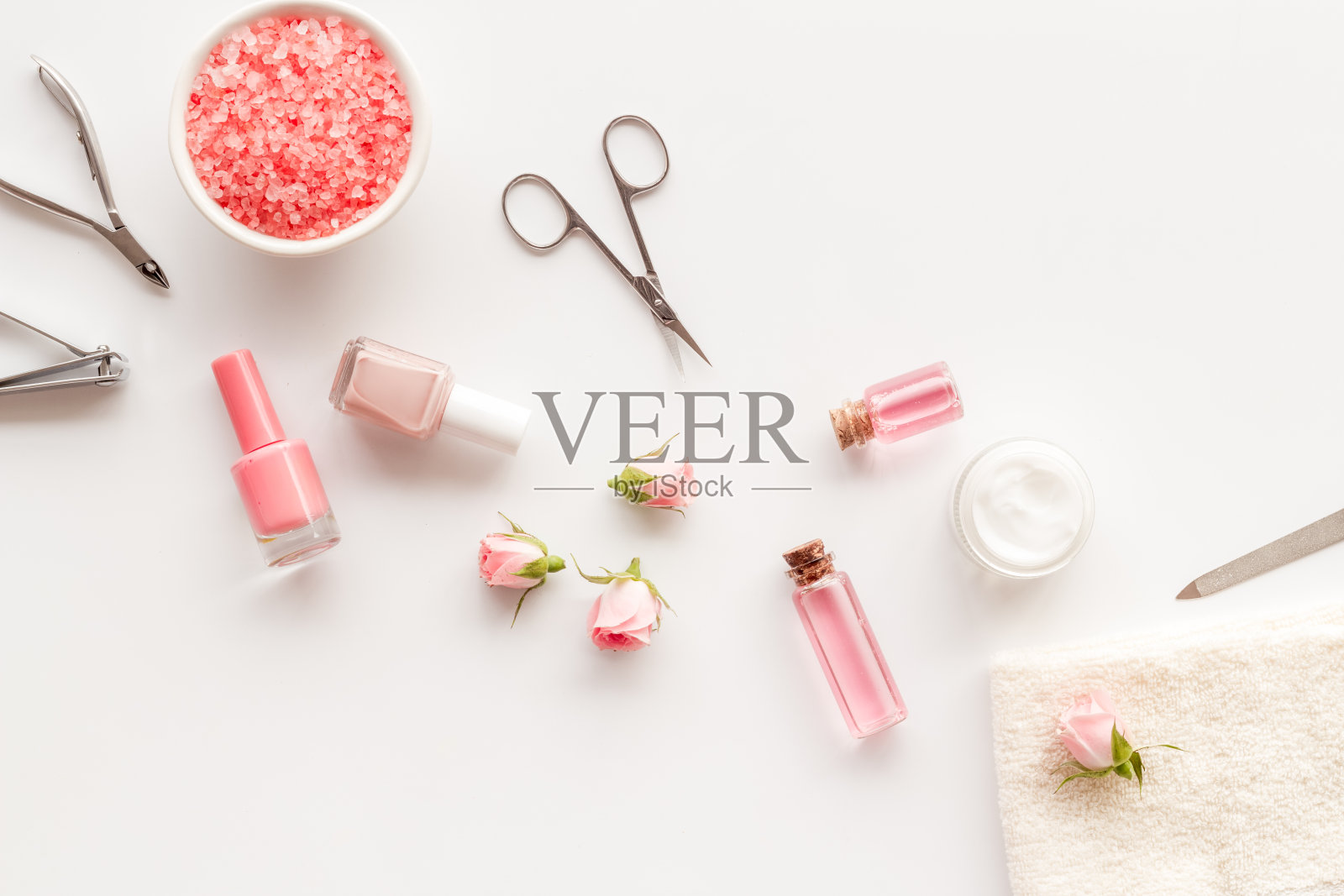 手和指甲护理设置与美甲工具和玫瑰花。照片摄影图片