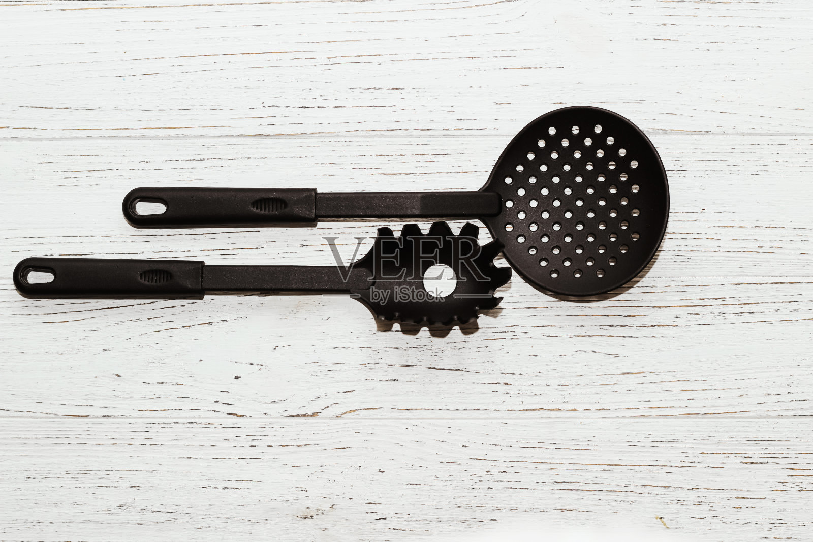 厨房工具,木制桌子上的多重炊具。照片摄影图片