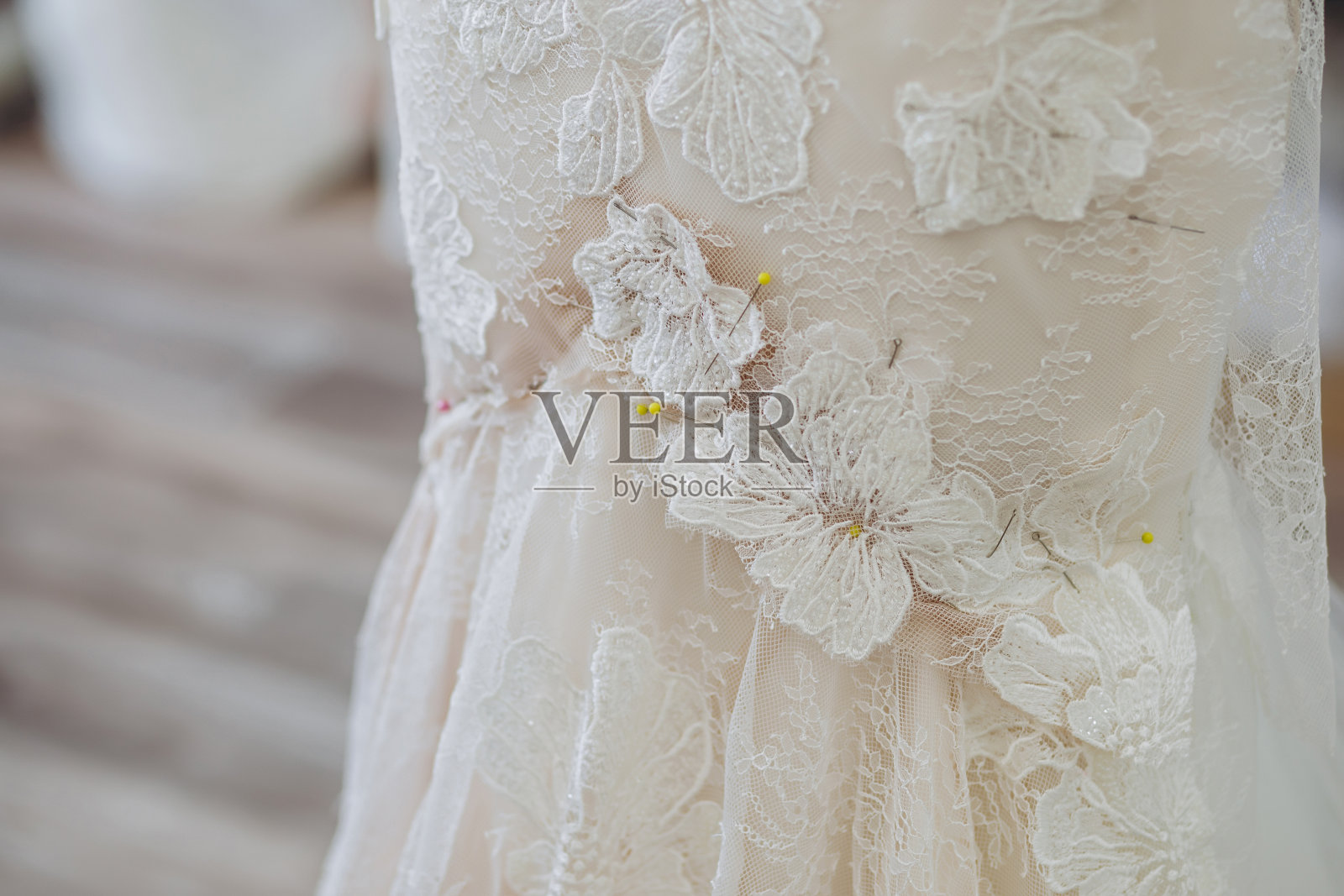 白色背景上有一件完美的白色连衣裙。照片摄影图片