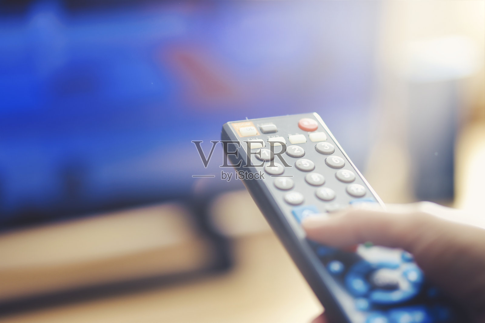 电视遥控器和人手照片摄影图片