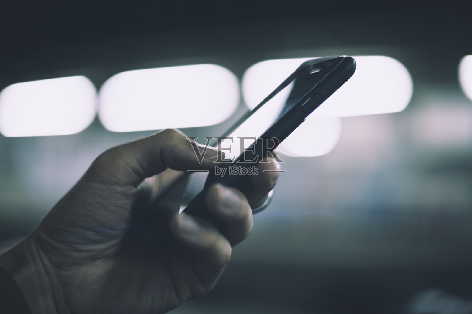 人的手触摸智能手机屏幕照片摄影图片