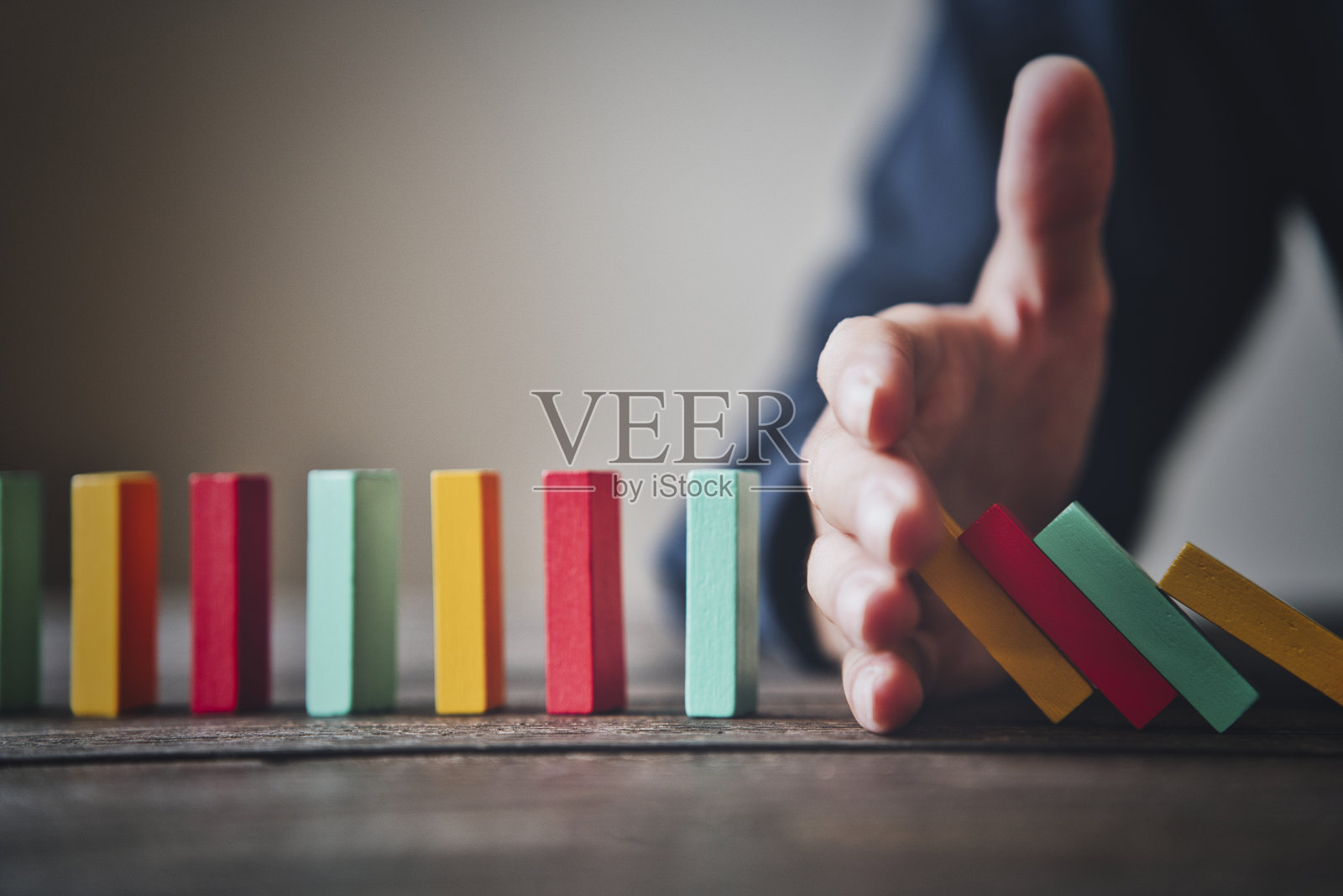 彩色多米诺骨牌和男性手照片摄影图片