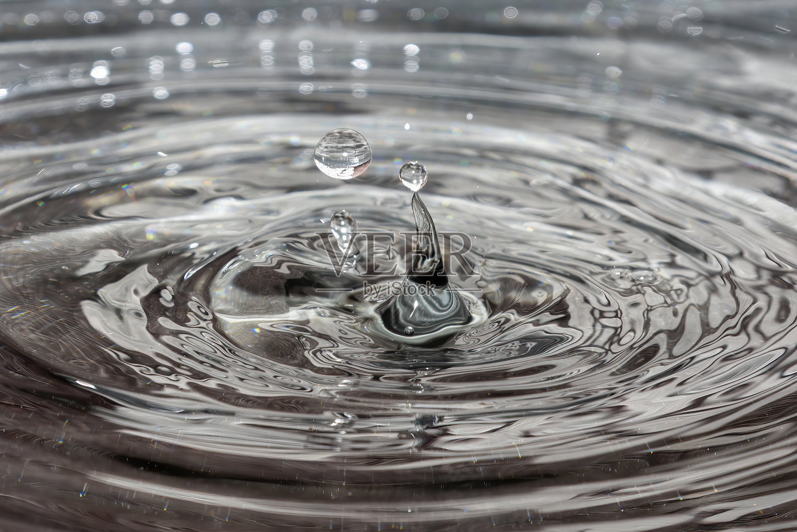 水滴落在盘子里照片摄影图片