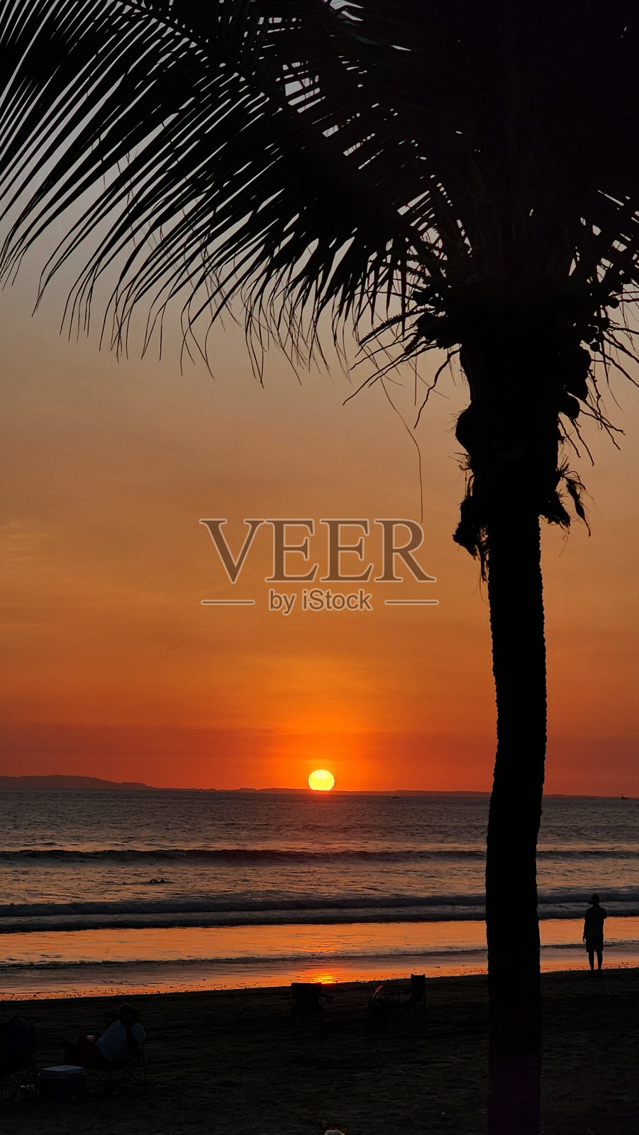 海滩上的日落照片摄影图片