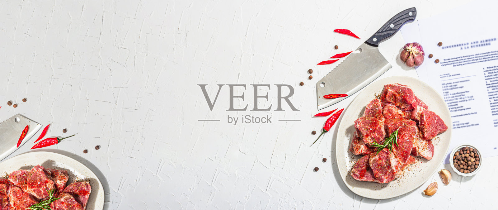 准备猪肉的纸质食谱。原料包括猪里脊肉、香料、香草照片摄影图片